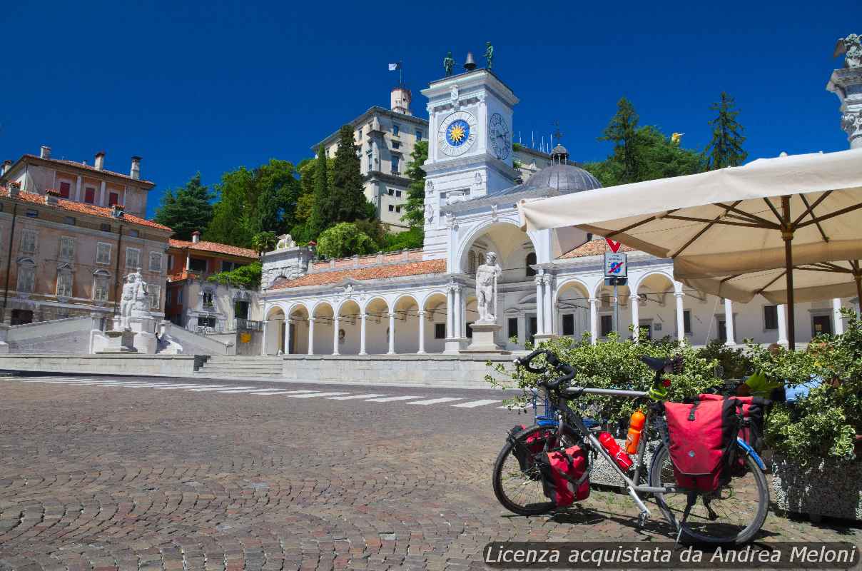 meteo-udine:-coperto-con-rovesci-oggi,-poi-molto-nuvoloso-con-rovesci,-ventoso-a-tratti