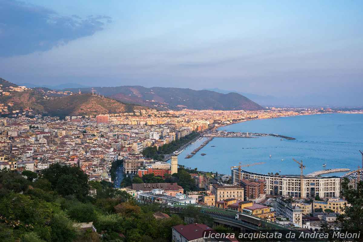meteo-salerno:-domani-nuvoloso-con-piovaschi,-ventoso-a-tratti,-poi-nuvoloso-con-piovaschi
