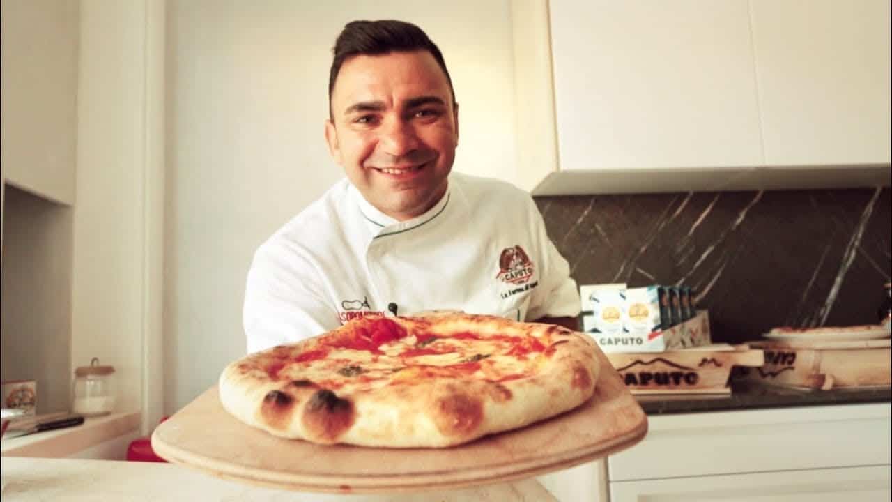 Tutti in casa, ovviamente. Facciamo una buona pizza napoletana insieme