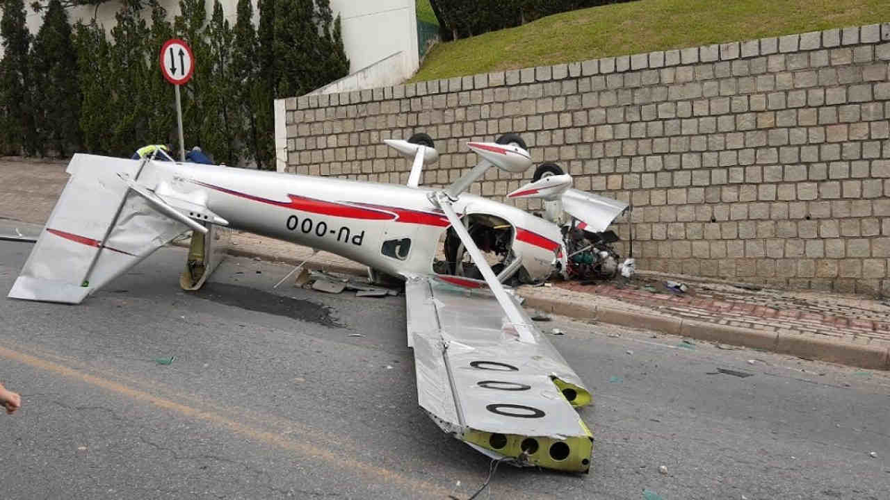 Aereo PRECIPITA e si schianta. Sfiorati auto e pedone