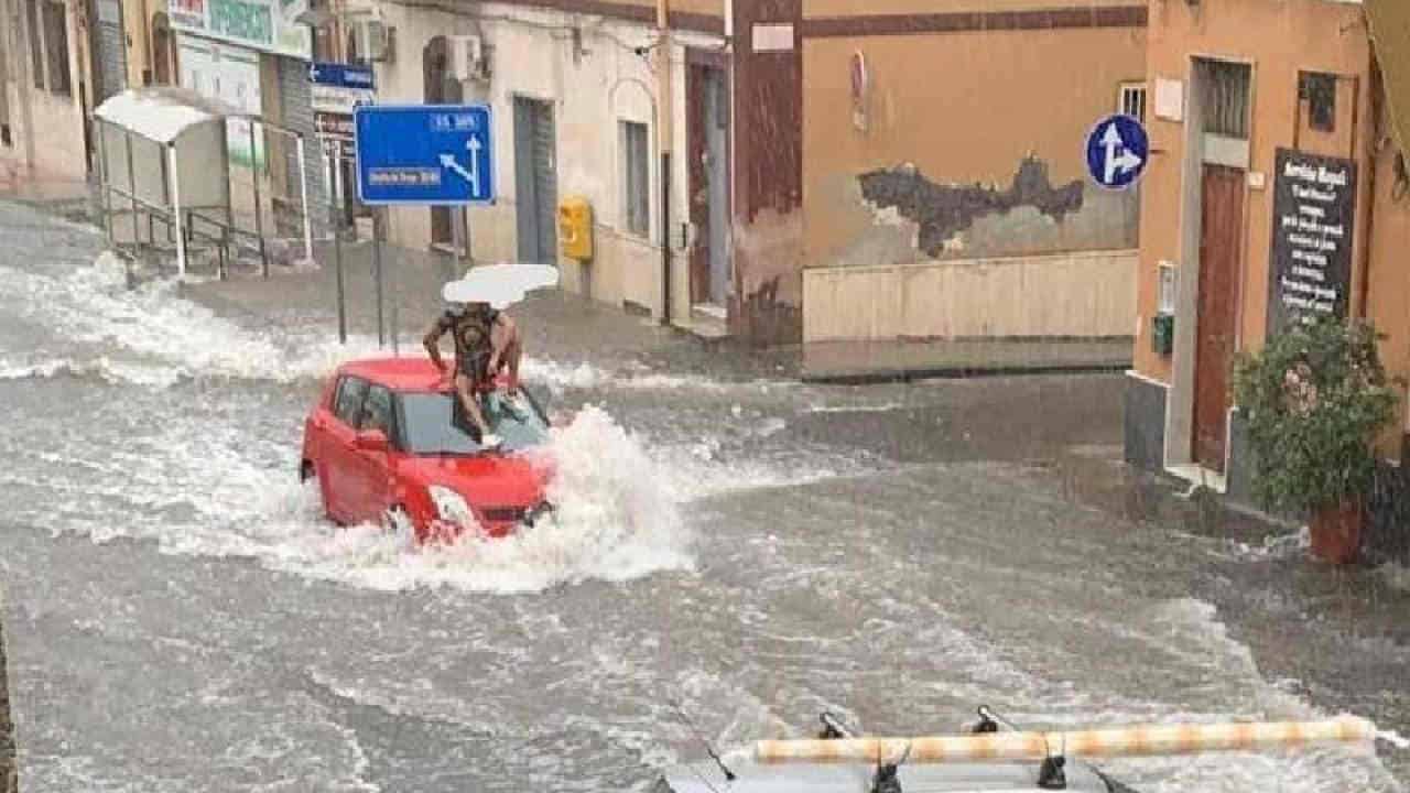 METEO: grossi temporali, NUBIFRAGIO e ALLUVIONE LAMPO sul catanese. VIDEO