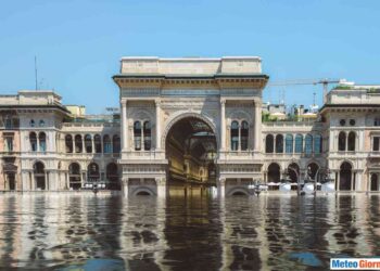 Fotocomposizione che mostra Piazza Duomo inondata. Credit iStock