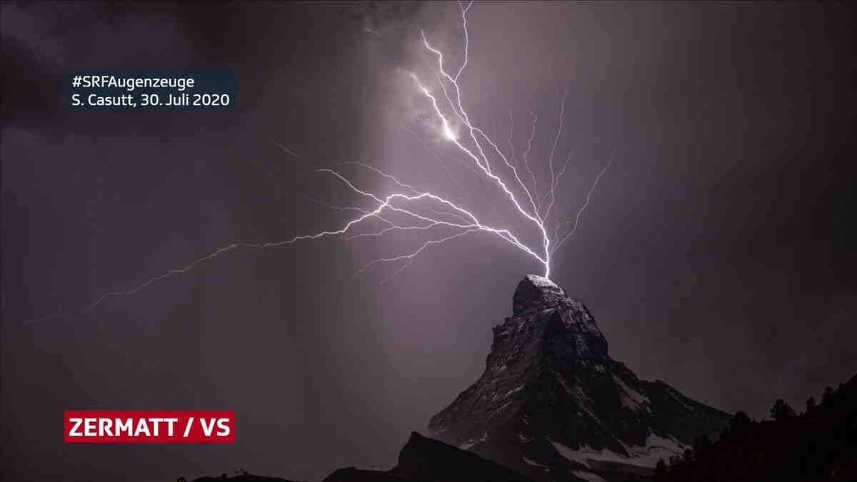 Fulmine spettacolare sul Cervino: foto straordinaria