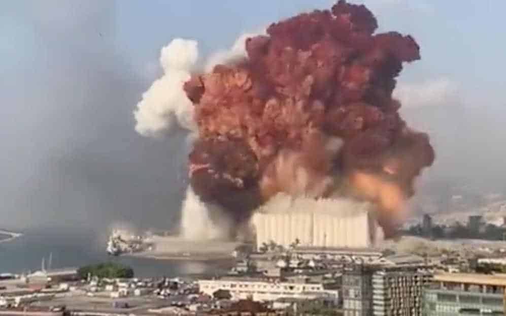 MAXI ESPLOSIONI a Beirut: immagini impressionanti, come una bomba atomica