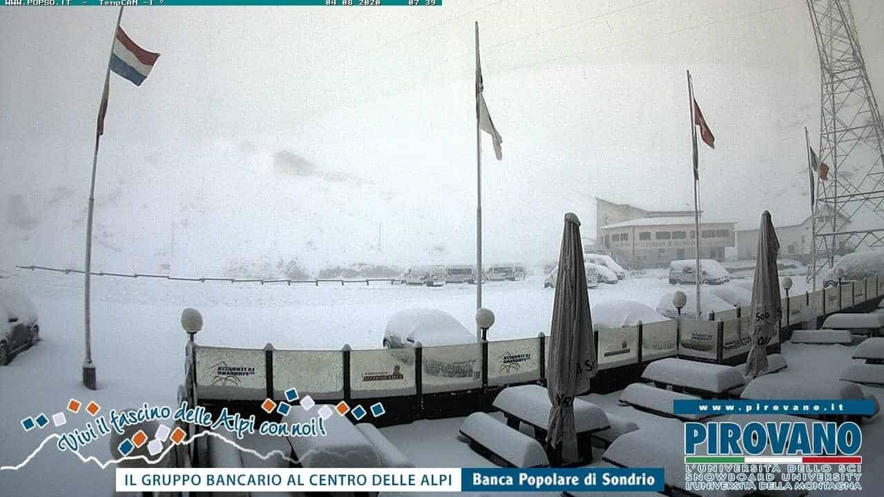 NEVE d’Agosto abbondante imbianca le Alpi, sullo Stelvio panorama invernale