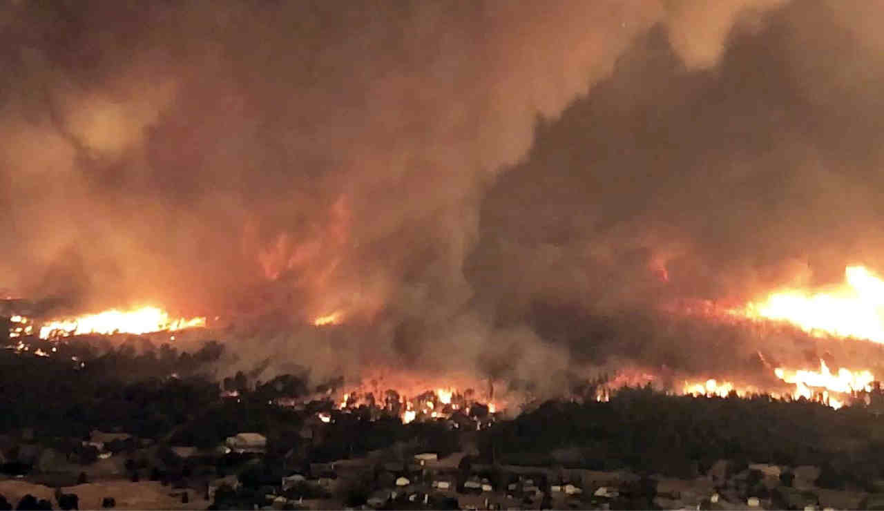 Video di uno dei tanti tornado di fuoco in California