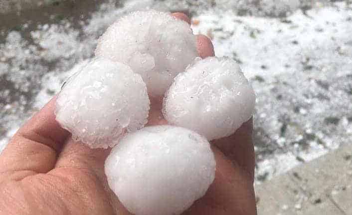 TEMPESTA di GRANDINE devastante si abbatte su Istanbul. Città paralizzata