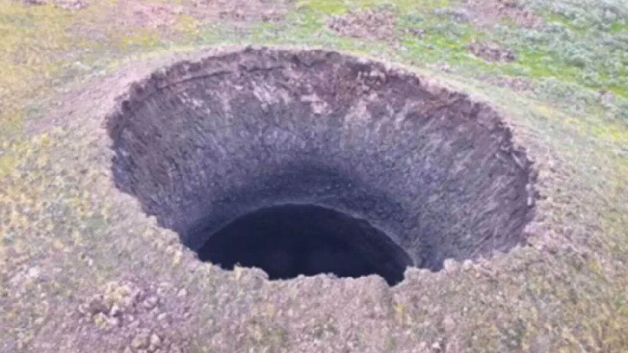 Improvviso cratere gigante in Siberia: ecco cosa nasconde