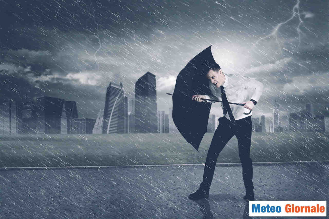 Meteo avverso sull’Italia, maltempo scatenato: rischio NUBIFRAGI, ecco dove