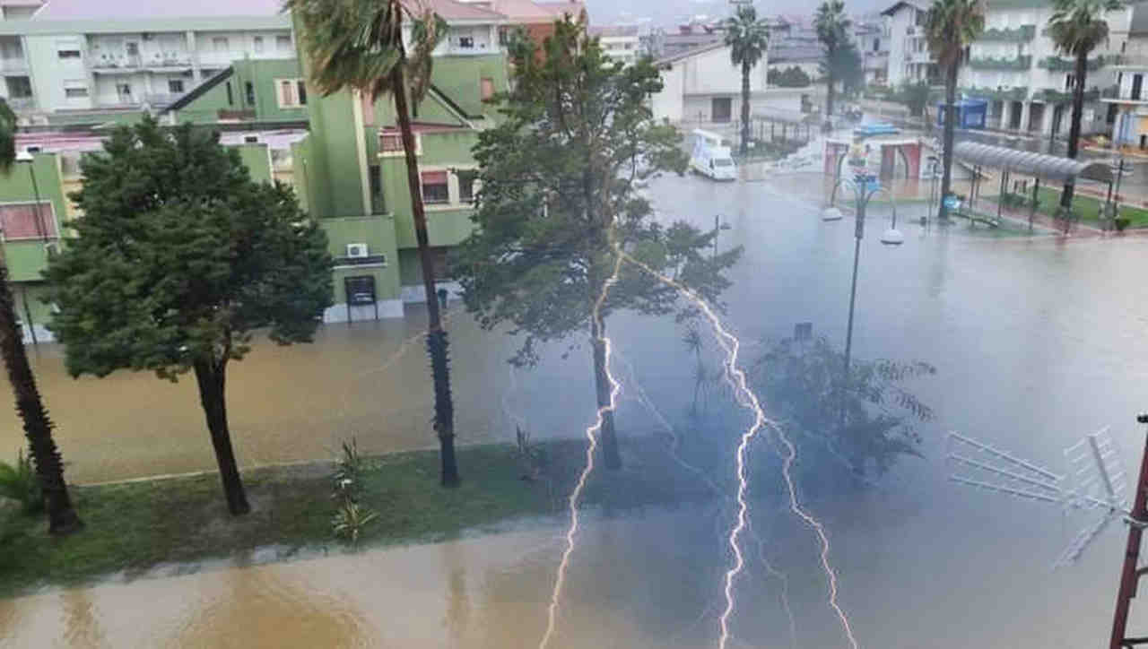 MALTEMPO Calabria, ALLUVIONE anche su Cirò Marina. Fino a 400 mm di pioggia