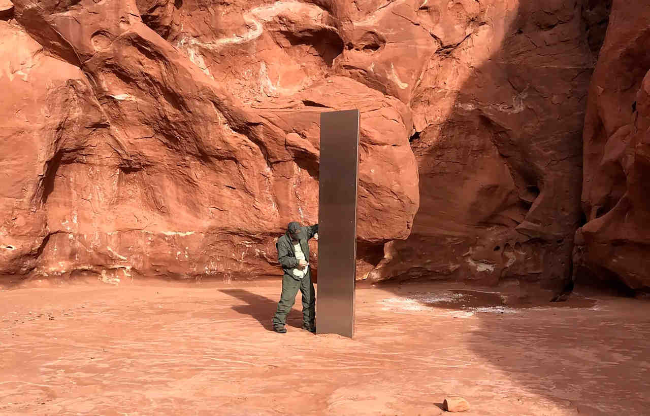 Spunta un monolite in mezzo al nulla nel deserto. I dettagli della scoperta