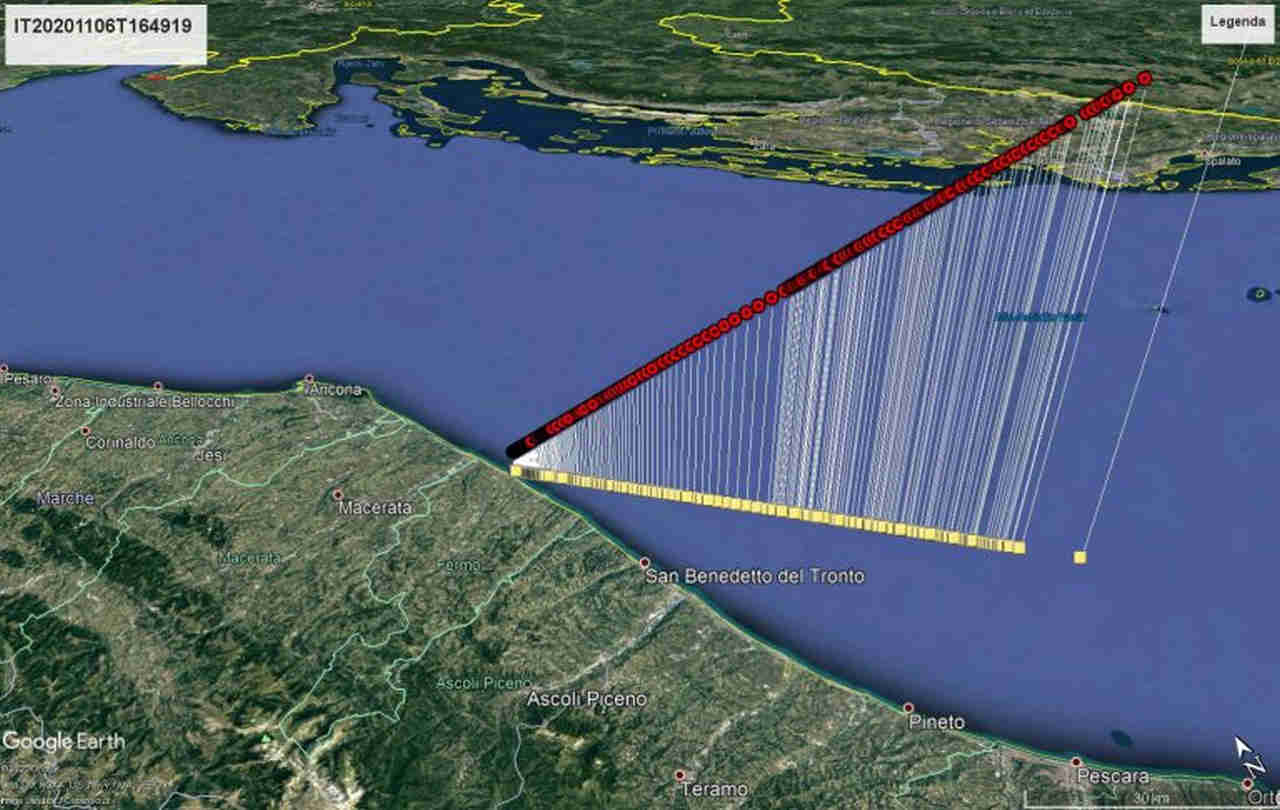 Costa adriatica, deflagra frammento di Cometa 2 La traiettoria di IT20201106T164919 ricostruita da PRISMA tramite i dati di Caserta e Civitanova Marche e visualizzata con Google Earth.
