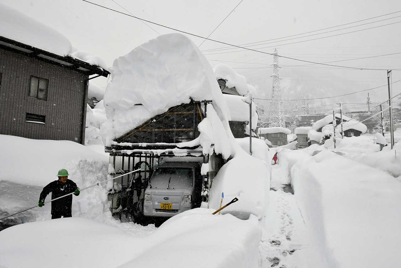 Uragano di Neve in Giappone. Mai vista tanta neve sulla costa