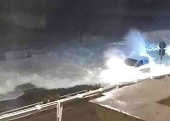 Le onde in strada a Napoli