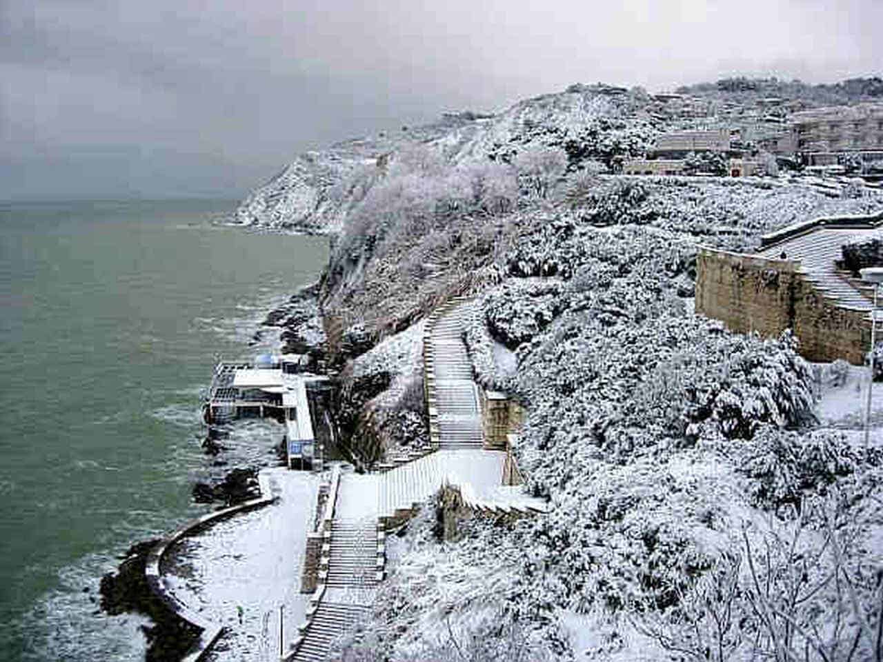 GELO e BUFERE di NEVE: l’evento meteo eccezionale precoce 3 La neve sul mare nella Riviera del Conero