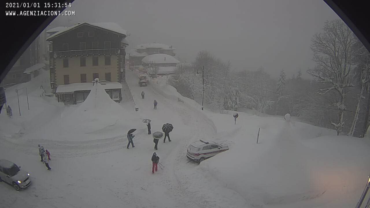 Tempesta di neve sull’Appennino tosco emiliano