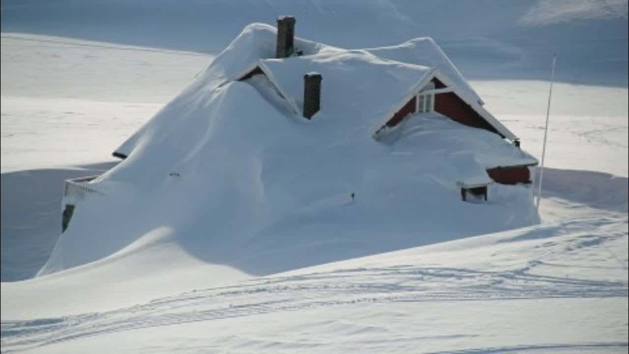 Uragano di neve in Svezia. Sepolte case e automobili. Video meteo