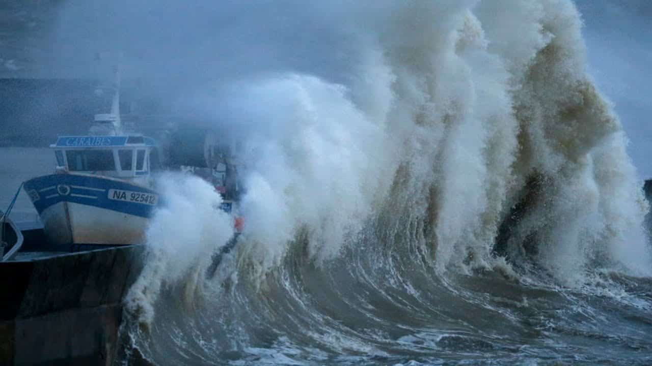 Venti d'uragano in Francia. Altra super tempesta si abbatte nelle coste europee