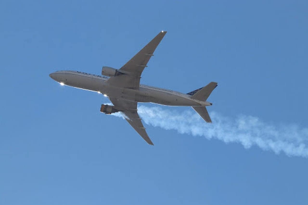 Aereo, motore esplode in volo. Detriti cadono verso le case, il video