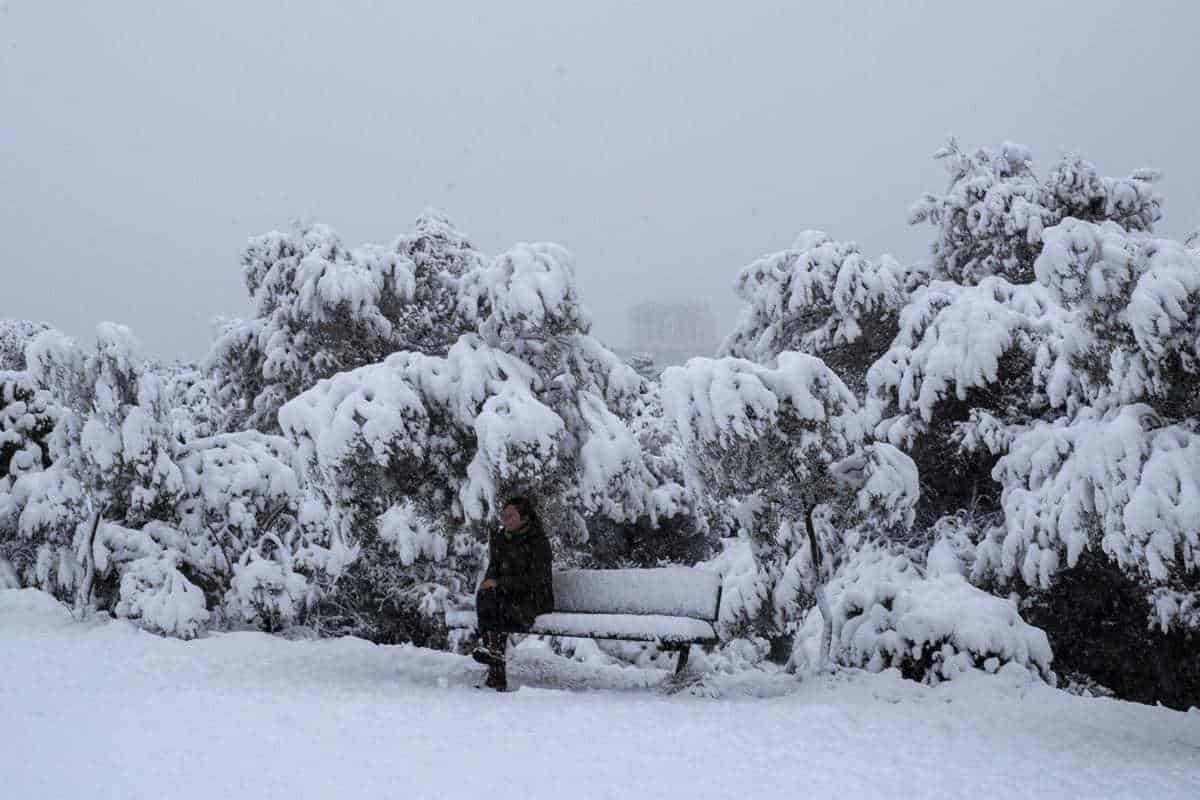 Tanta neve ad Atene, nevicata da record sulle alture e sull’Acropoli