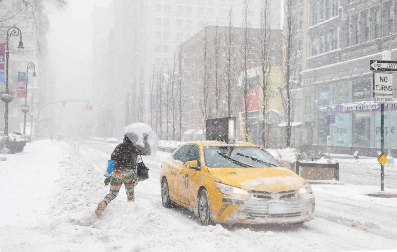 L’inverno non scherza negli USA. Tempesta di neve paralizza anche New York