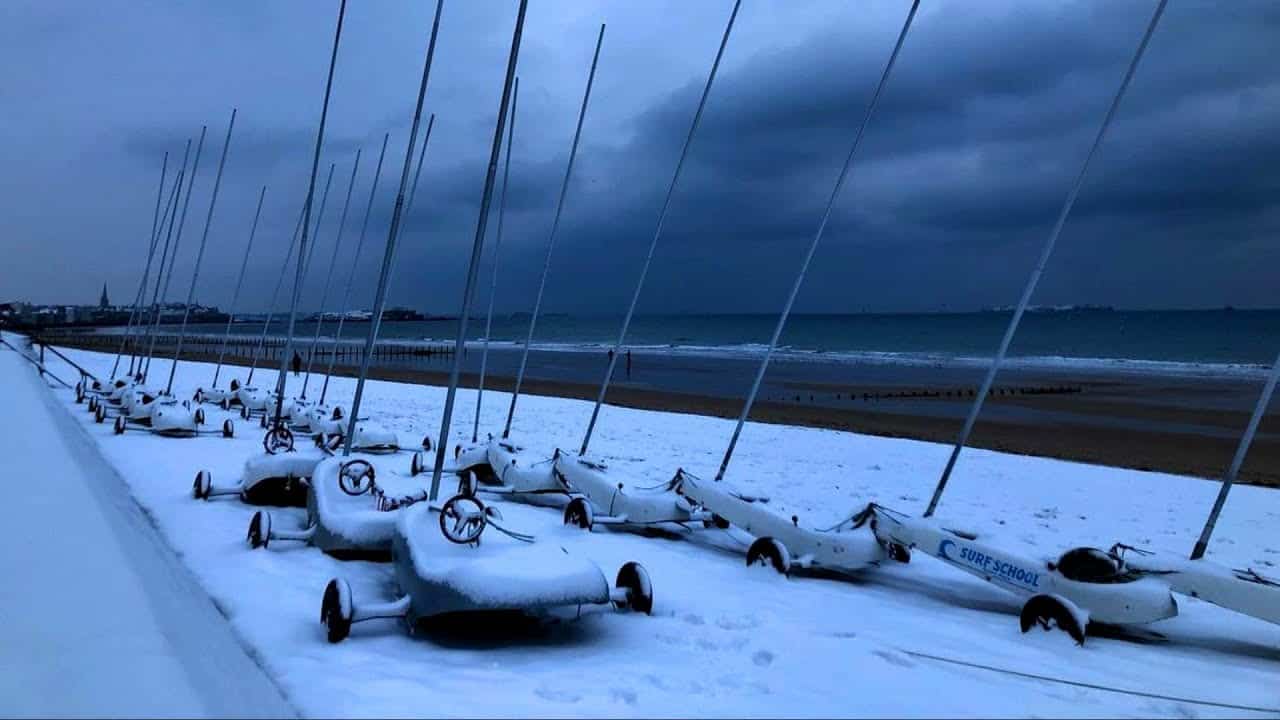 Tempeste di neve sulle coste della Francia