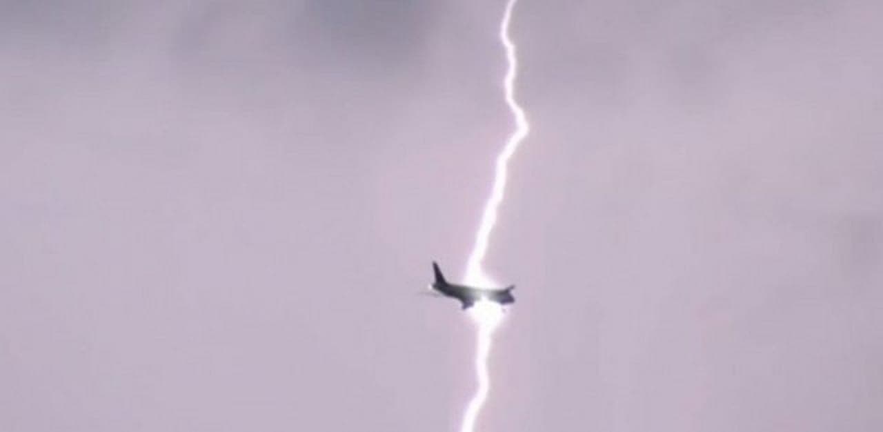Fulmine si schianta sull’aereo: ecco cosa succede a bordo. Il video