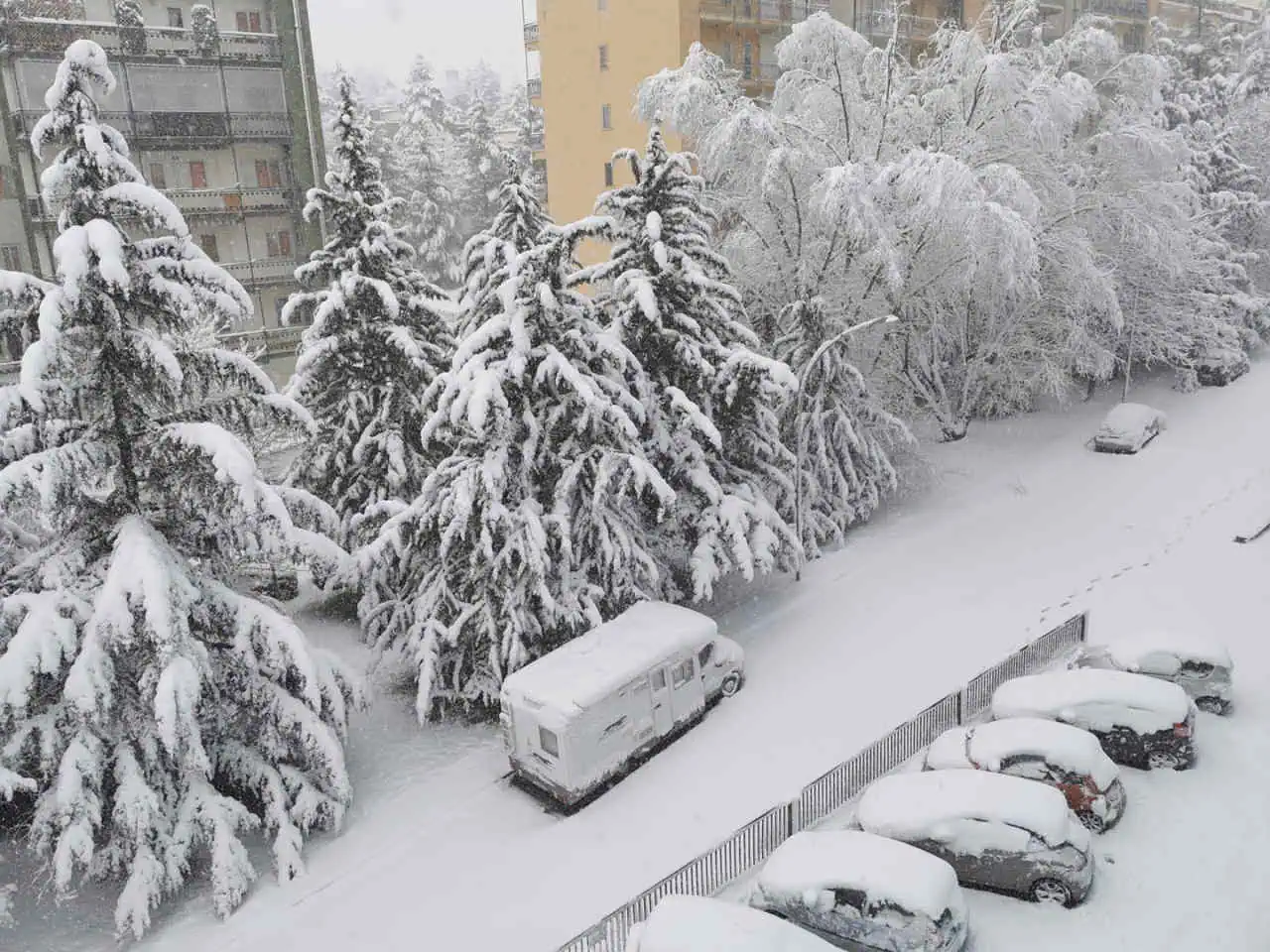Panorama con tanta neve da Potenza al risveglio mattutino del 20 Marzo. Foto di Giancarlo Vit
