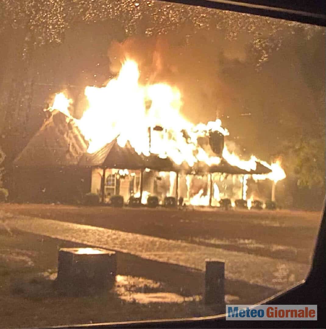 Nord America, tempeste elettriche. Va a fuoco anche una casa