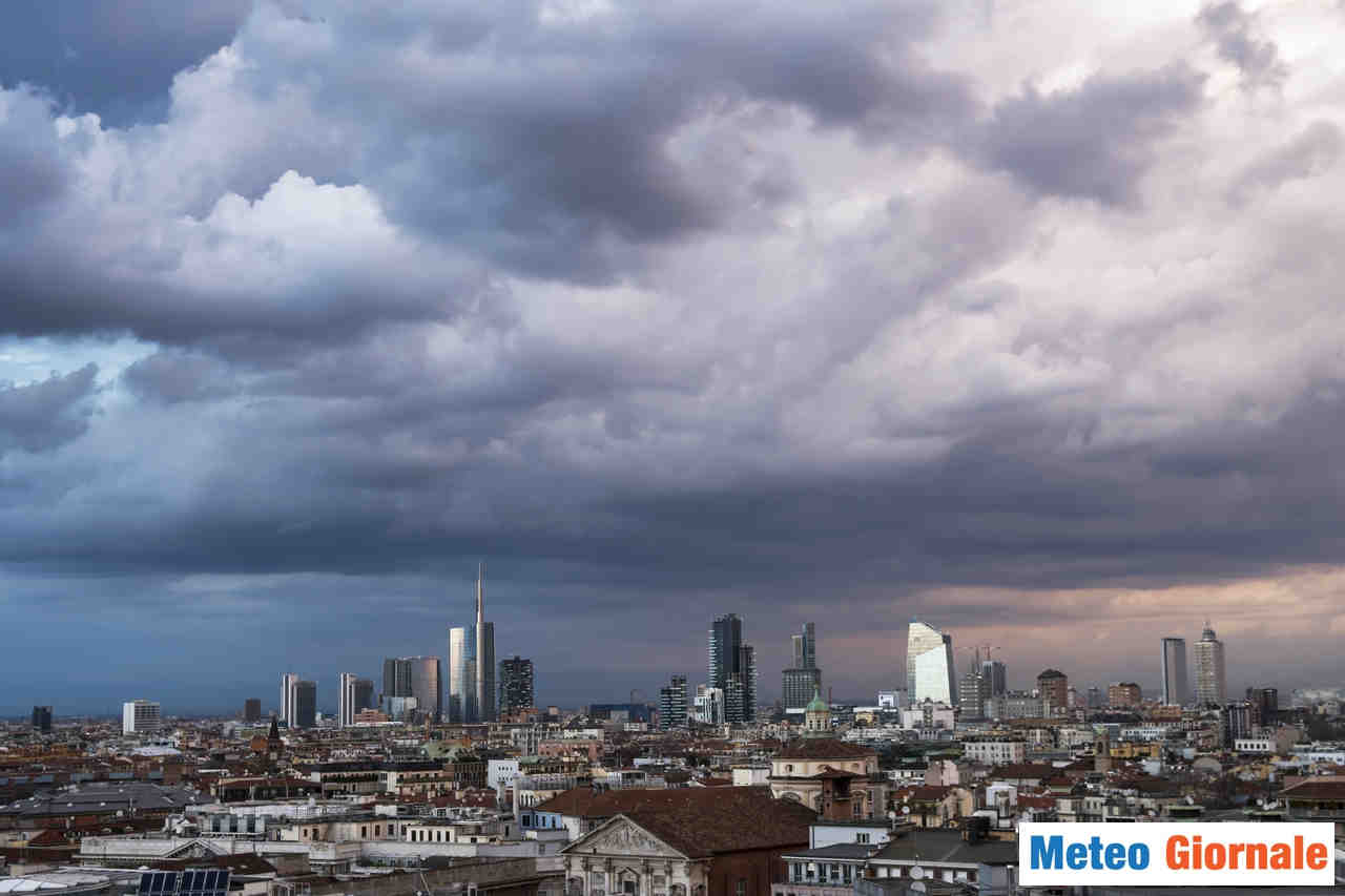 Meteo Milano freddo e con peggioramento. Termosifoni accesi