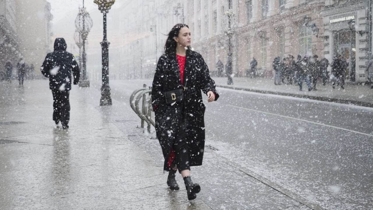 Meteo invernale a Mosca. Dopo il clima estivo, neve forte, quasi record