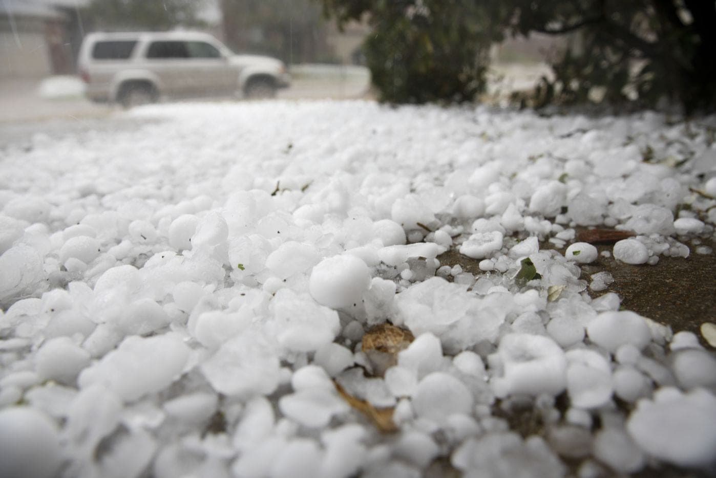 Meteo con GRANDINE GROSSA 15 cm devasta abitazioni