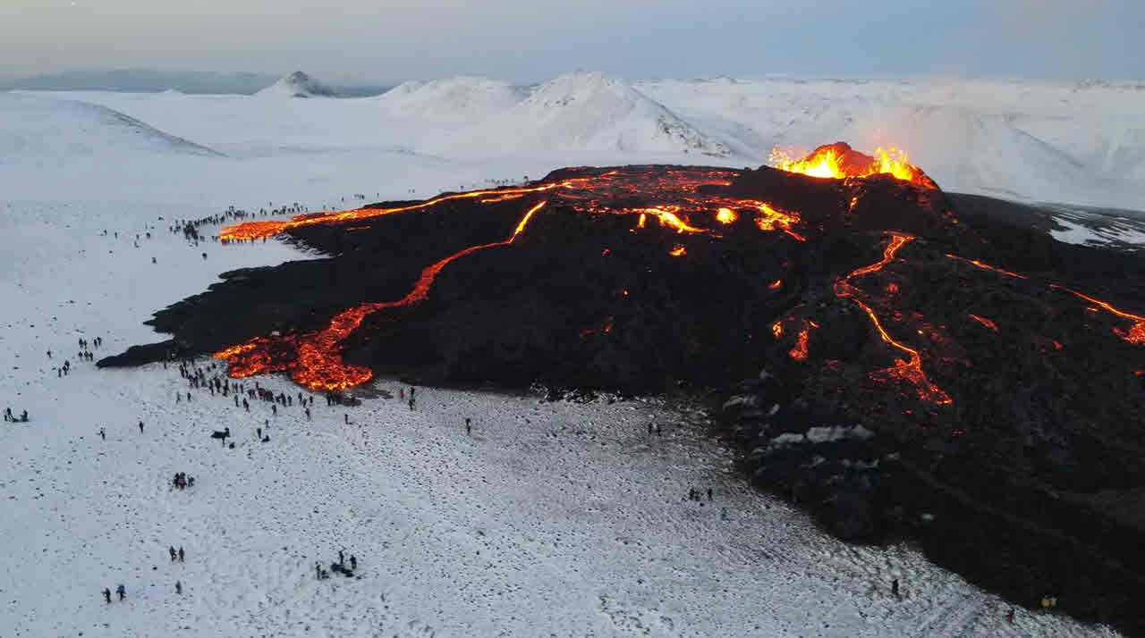 ISLANDA, video dal drone dei 3 coni vulcanici in eruzione. SPETTACOLO 11 ISLANDA, video dal drone dei 3 coni vulcanici in eruzione. SPETTACOLO
