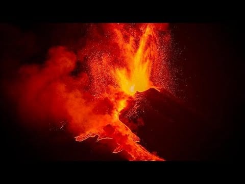 Etna, eruzioni e boati continui. Video con il drone