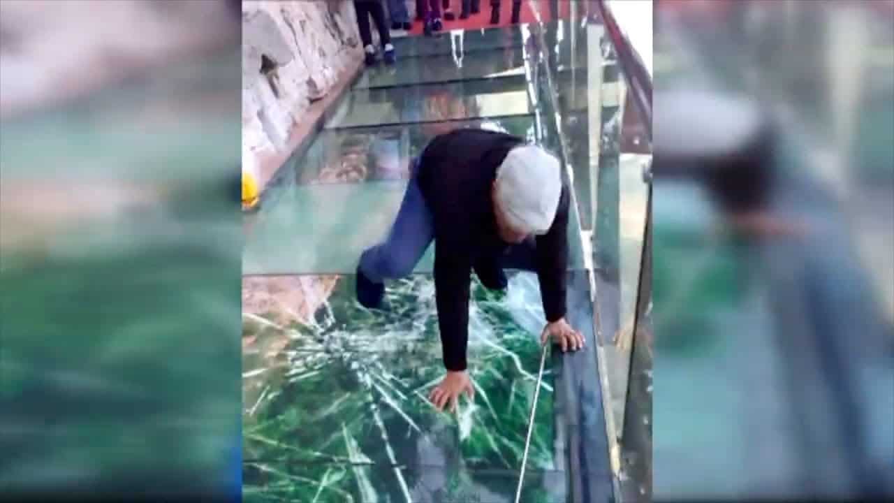 Uomo intrappolato, si rompe il ponte di cristallo in Cina. Video