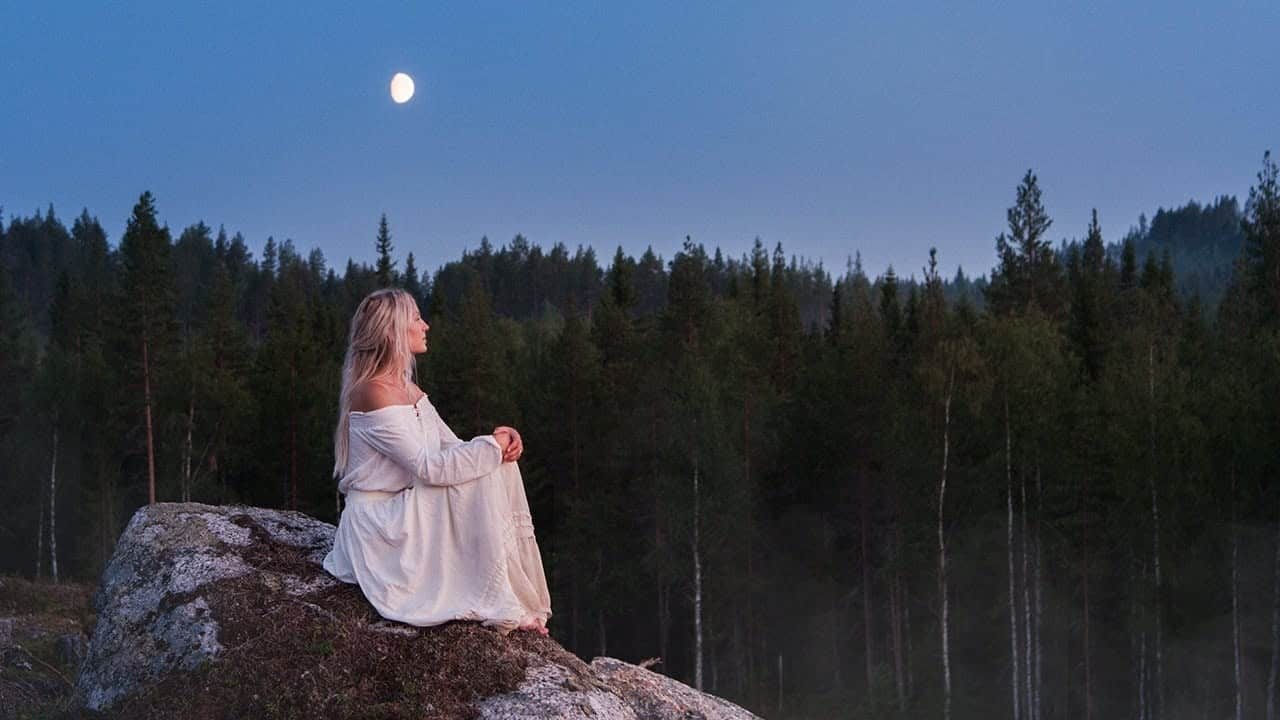 Jonna Jinton, chi è la donna che vive tra i ghiacci e la natura. Video