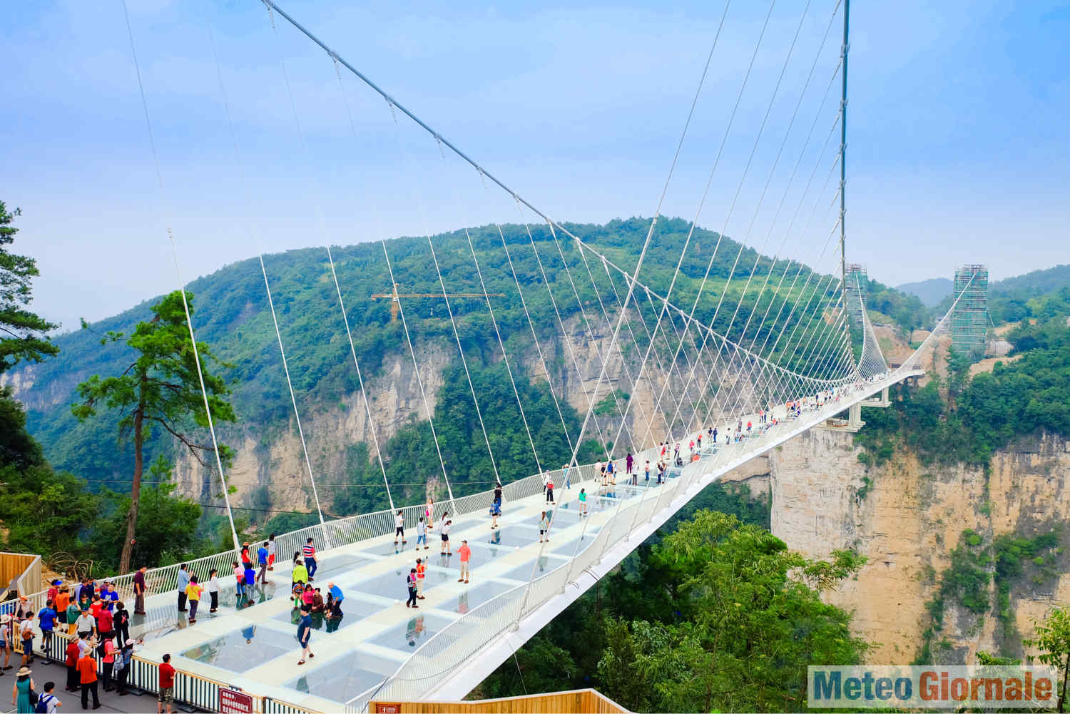 Ponte di cristallo si rompe ed un uomo rimane intrappolato sopra ponte di cristallo - Ponte di cristallo si rompe ed un uomo rimane intrappolato sopra