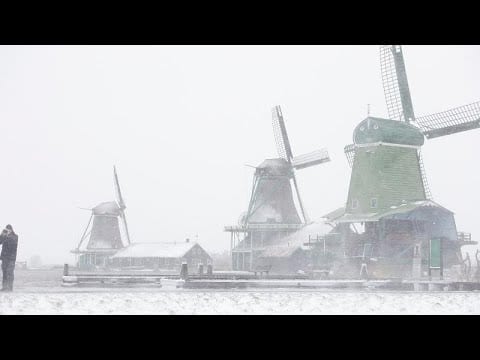 Tempeste di neve nelle Isole Britanniche, venti ululanti dalla Siberia