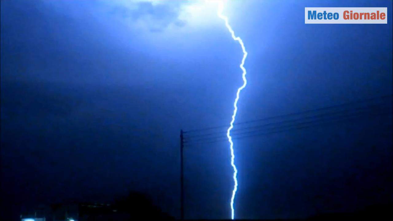 Video meteo con tempesta di fulmini senza pioggia. Un bombardamento elettrico
