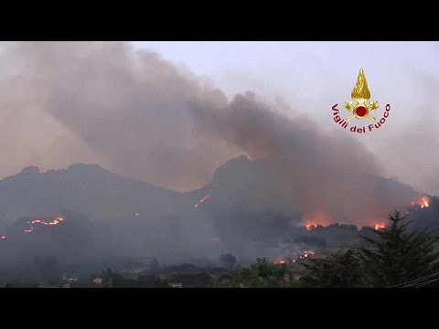 Allarme incendi in tutto il Mediterraneo. In Sicilia il fuoco circonda varie città. Video