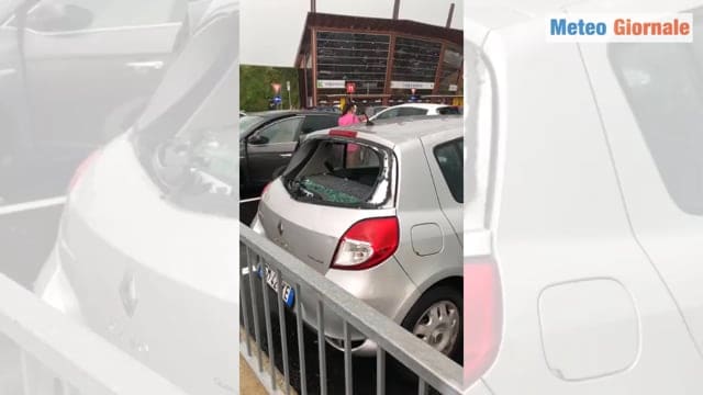 Devastante grandinata a Milano, ingenti danni alle auto