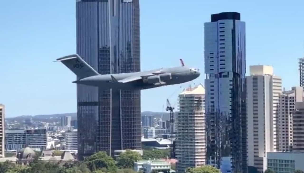 Aereo transita tra i grattacieli della città. Australia, proteste nella città di Brisbane