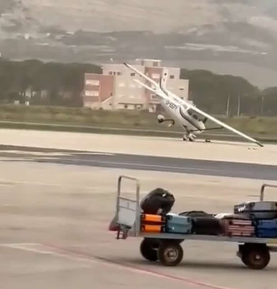 Alghero, aereo viene sollevato e capovolto dal vento. Video meteo