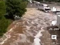 Improvvisa alluvione allagano autostrada in Francia. Migliaia di autoveicoli bloccati 26 Improvvisa alluvione allagano autostrada in Francia. Migliaia di autoveicoli bloccati