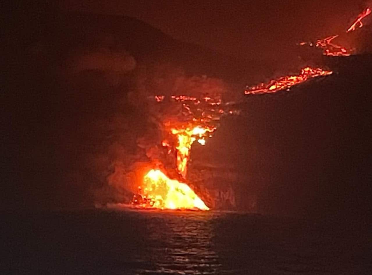 Diretta dalle Canarie, la lava che si tuffa in mare