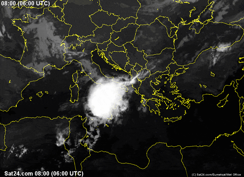 Ampia foto satellitare che mostra il Tropical Storm nel Sud Italia e Mar Tirreno.