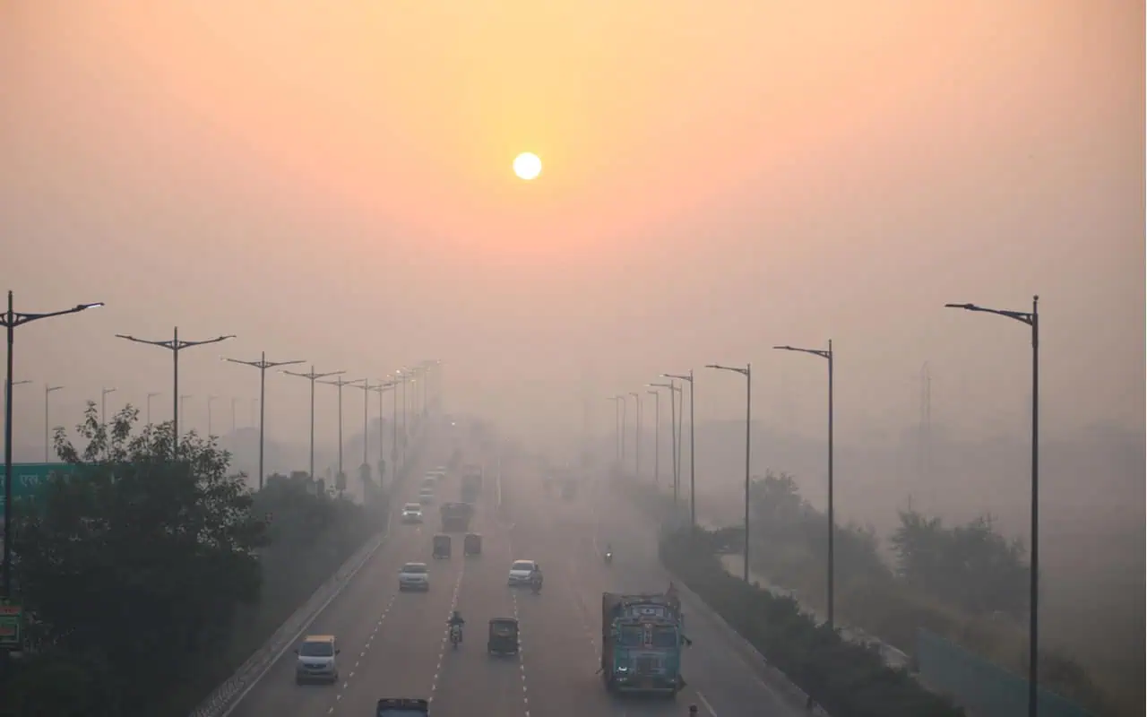 Una spessa coltre di smog avvolge la visibilità a Nuova Delhi in India.