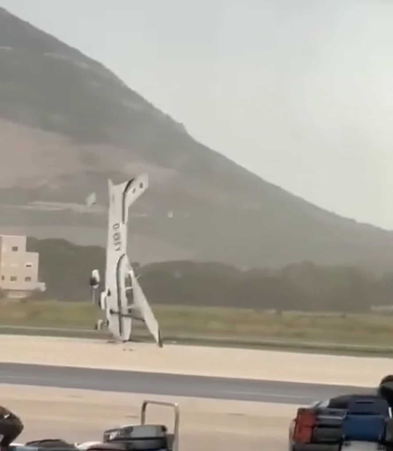 Aereo sollevato dal vento di tempesta ad Alghero, video meteo estremo