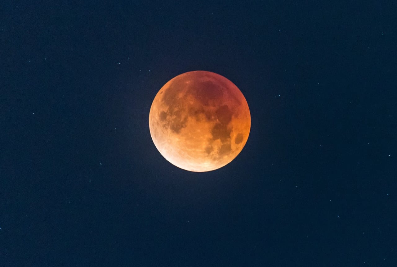 ECLISSI LUNARE 19 novembre, la più lunga del secolo. L’orario per vederla