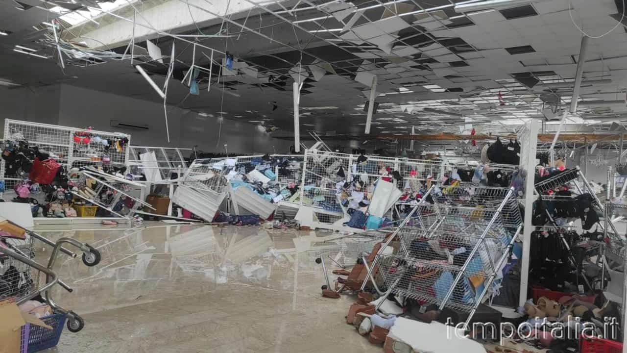 METEO: Sicilia è sotto assedio per TORNADO, Grandine gigante, piogge MONSONICHE. Invaderà l’Italia